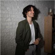 Bassista elettrico con 10 anni di studio ed esperienza live è disponibile per lezioni private di basso